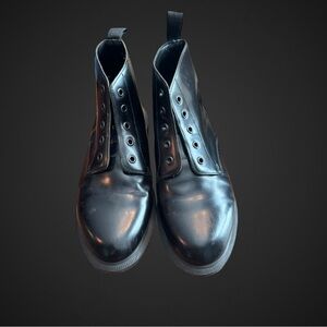 Dr. Marten’s Unisex Emmeline Smooth Lace Up Boots *no laces*